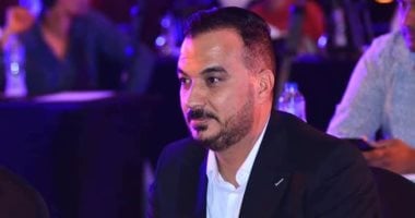 لاعبو المصري يساندون ياسر يحيى عضو الإدارة بعد تعرضه لوعكة صحية.. فيديو